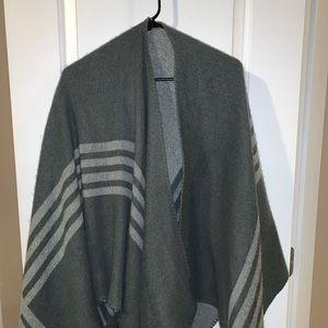 BB Dakota reversible gray poncho
